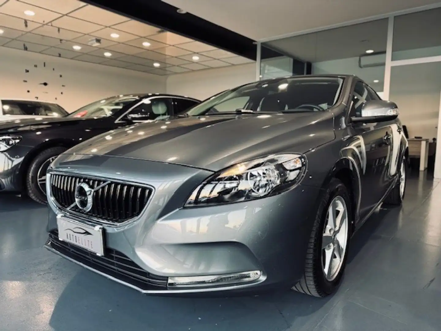 Volvo V40 D2 120CV Business Edition Grijs - 1