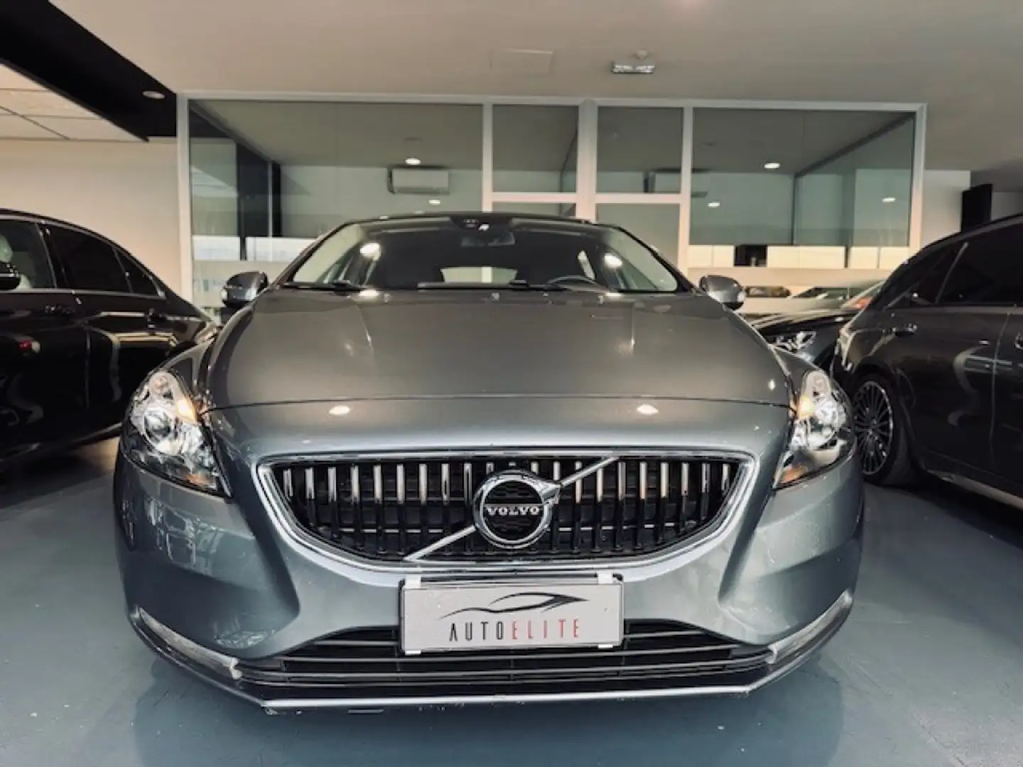Volvo V40 D2 120CV Business Edition Grijs - 2