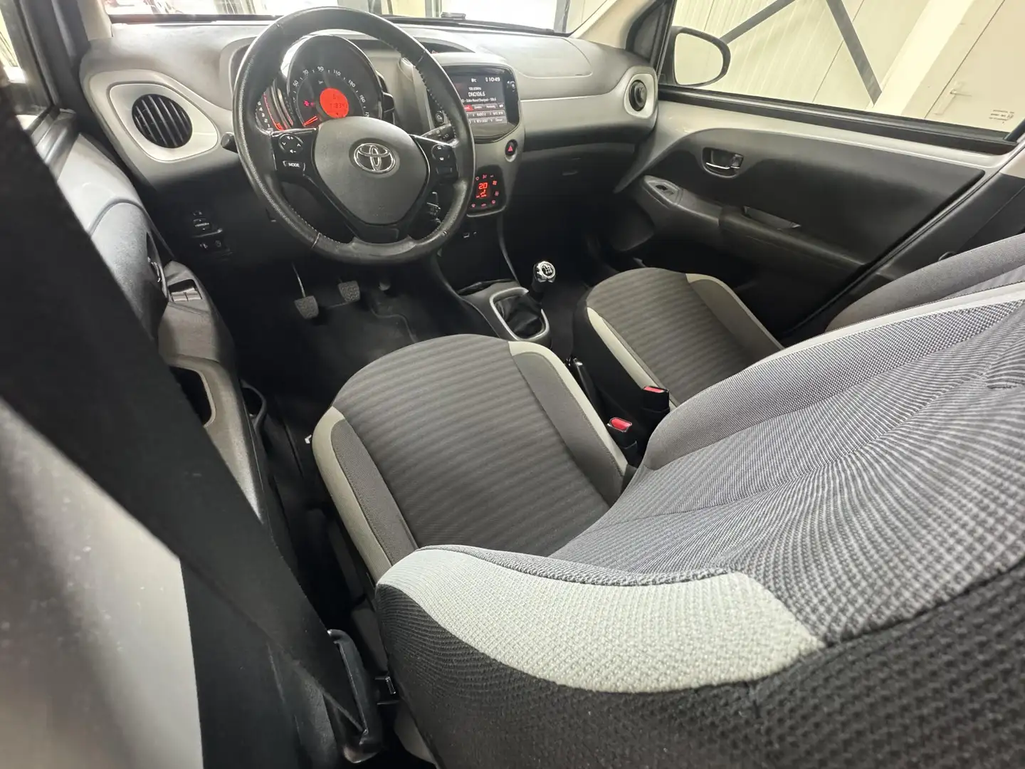 Toyota Aygo 1.0 VVT-i X-Joy Apple CarPlay Android Auto Clima Grau - 2