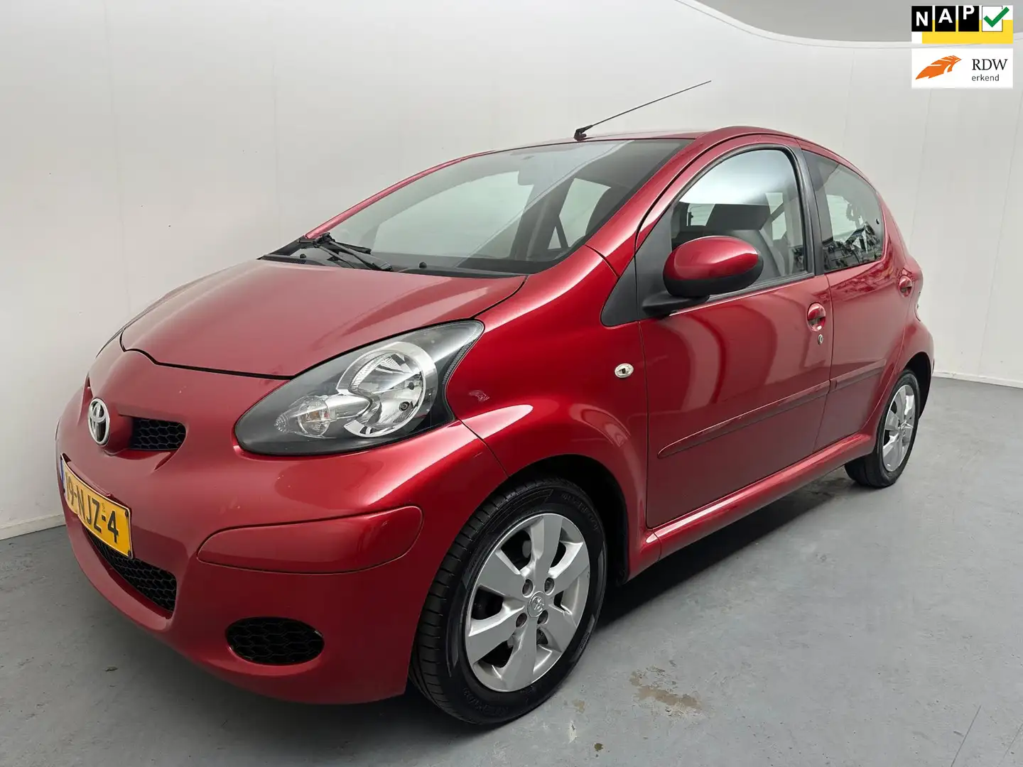 Toyota Aygo 1.0-12V Aspiration Red # Airco # Half Leder # Lmv Rouge - 1