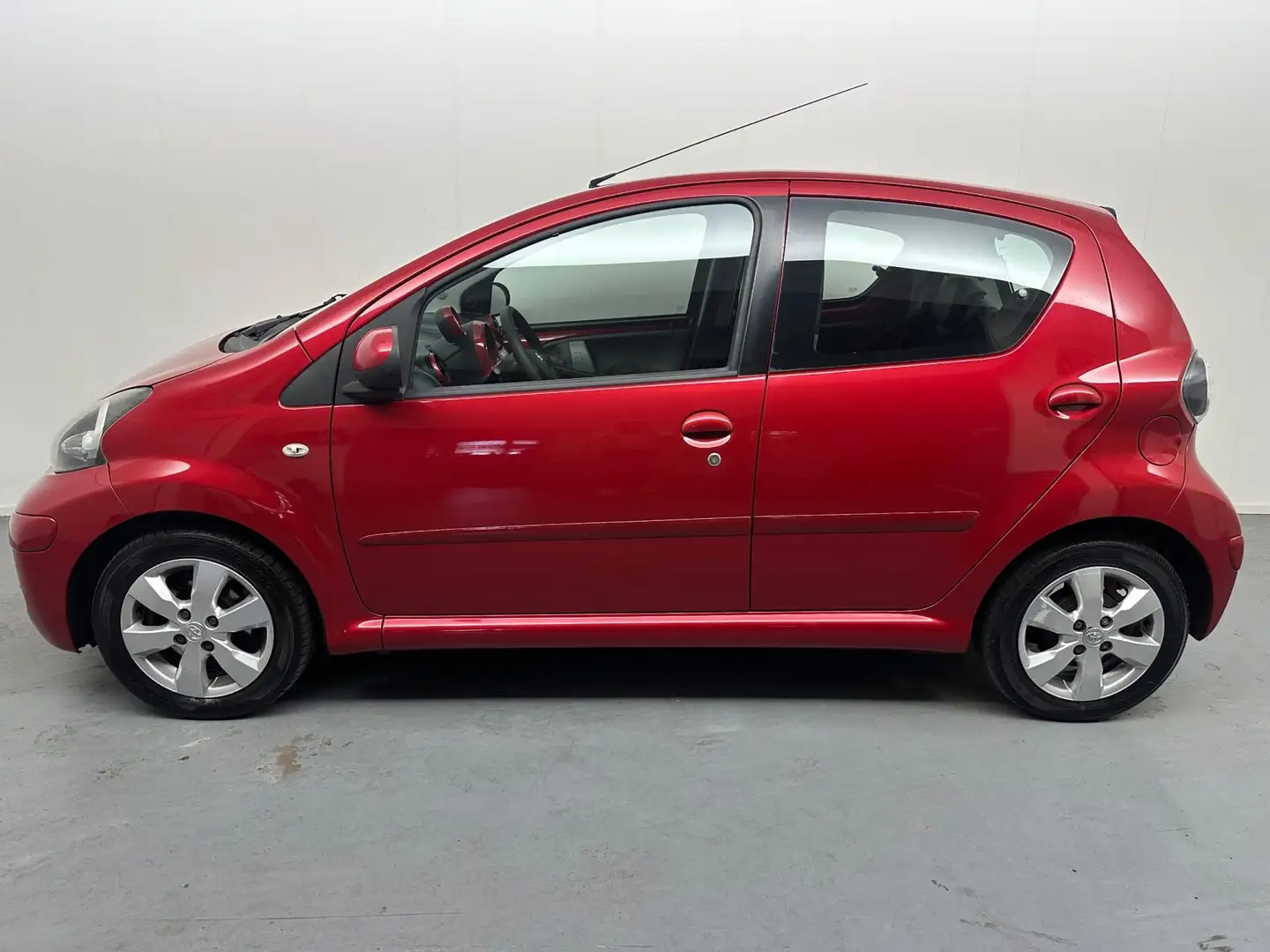 Toyota Aygo 1.0-12V Aspiration Red # Airco # Half Leder # Lmv Rouge - 2