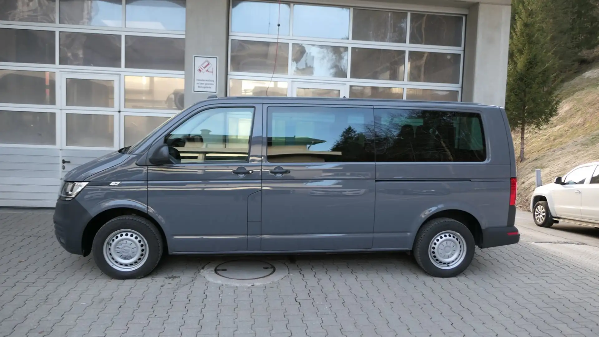 Volkswagen T6.1 Transporter Kombi LR TDI 4MOTION Grau - 2