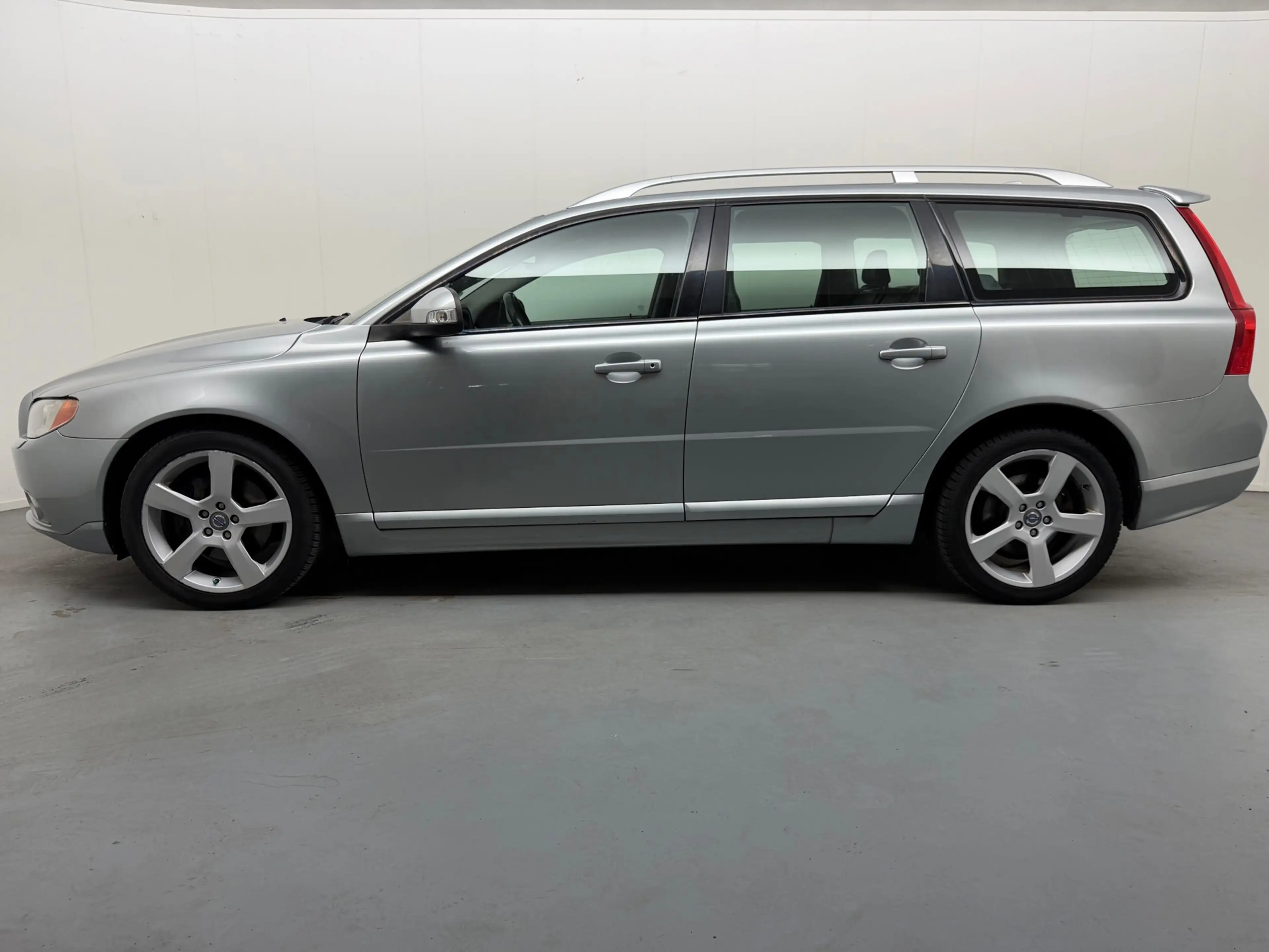 Volvo V70 2.0T R-Edition # Leder # Xenon # Trekhaak # Clima — photo 2