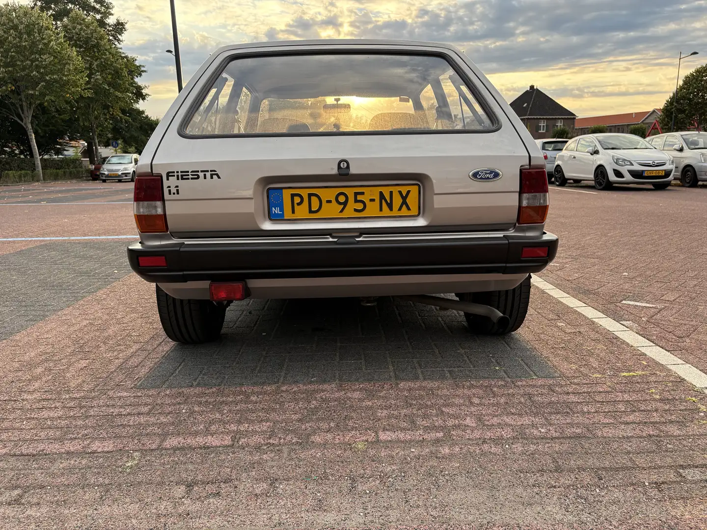 Ford Fiesta 1.1 Gris - 2