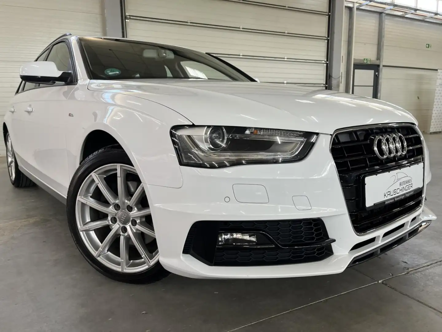 Audi A4 Avant Attraction S-Line XENON SHZ PDC NAVI GRA Weiß - 2