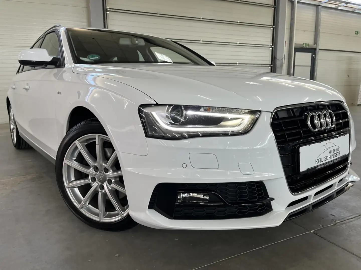 Audi A4 Avant Attraction S-Line XENON SHZ PDC NAVI GRA Weiß - 1