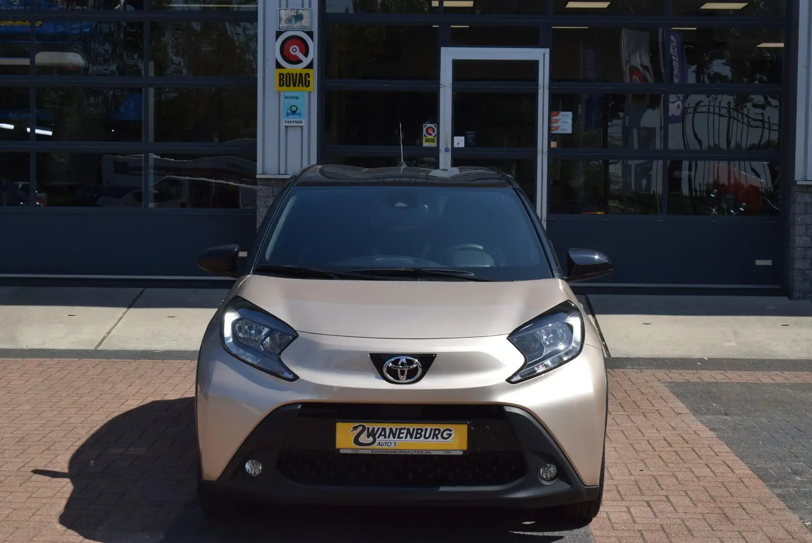 Toyota Aygo X 1.0 VVT-i S-CVT Pulse Navi/Carplay Airco Camera Km Beige - 2