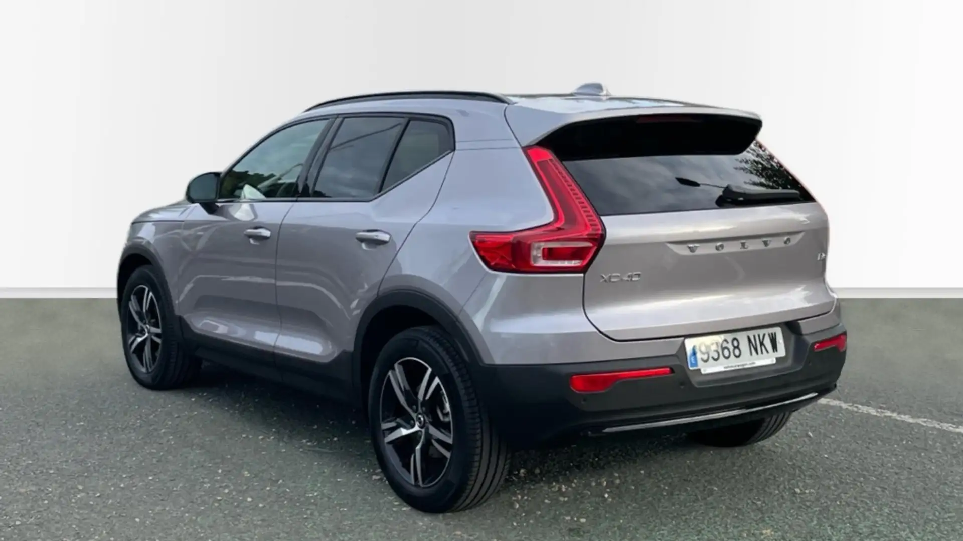 Volvo XC40 B3 Plus Aut. Gris - 2
