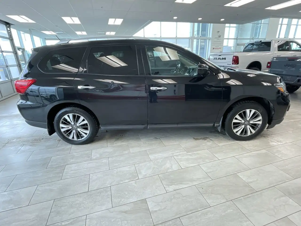 Nissan Pathfinder снимка Nissan Pathfinder