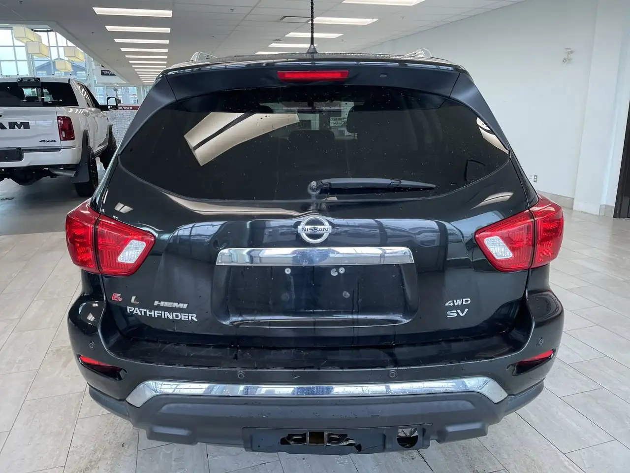 Nissan Pathfinder снимка Nissan Pathfinder