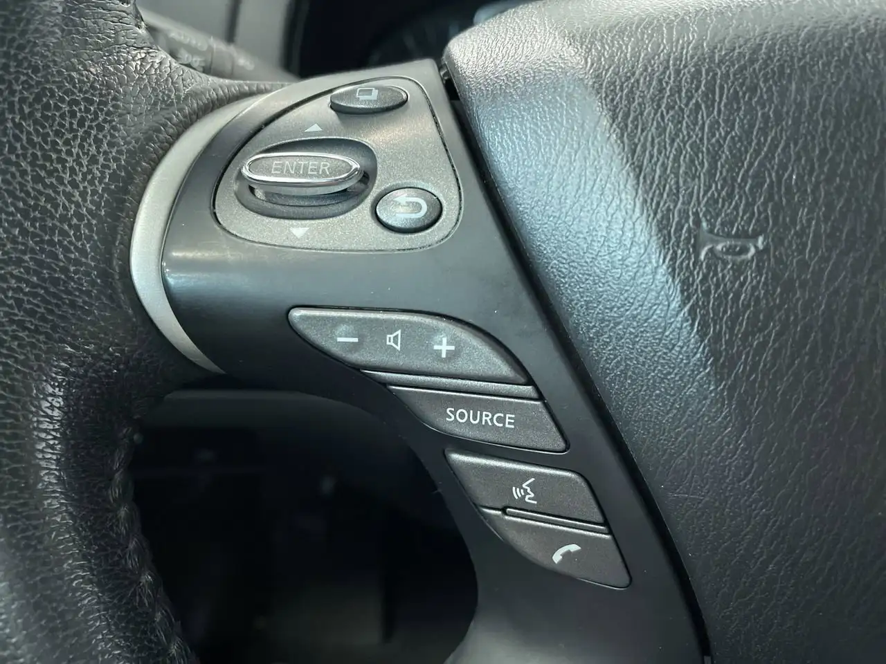 Nissan Pathfinder снимка Nissan Pathfinder