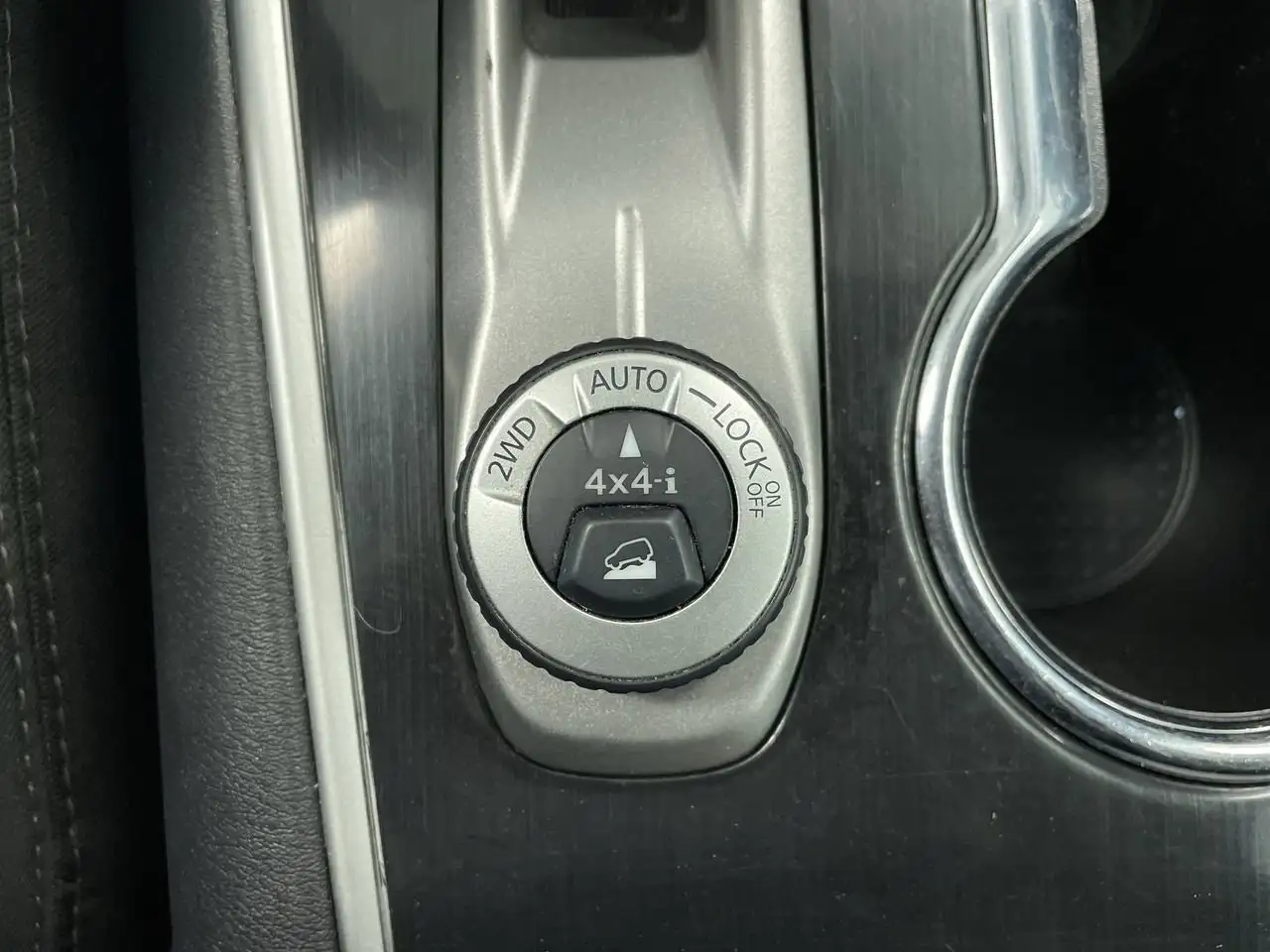 Nissan Pathfinder снимка Nissan Pathfinder