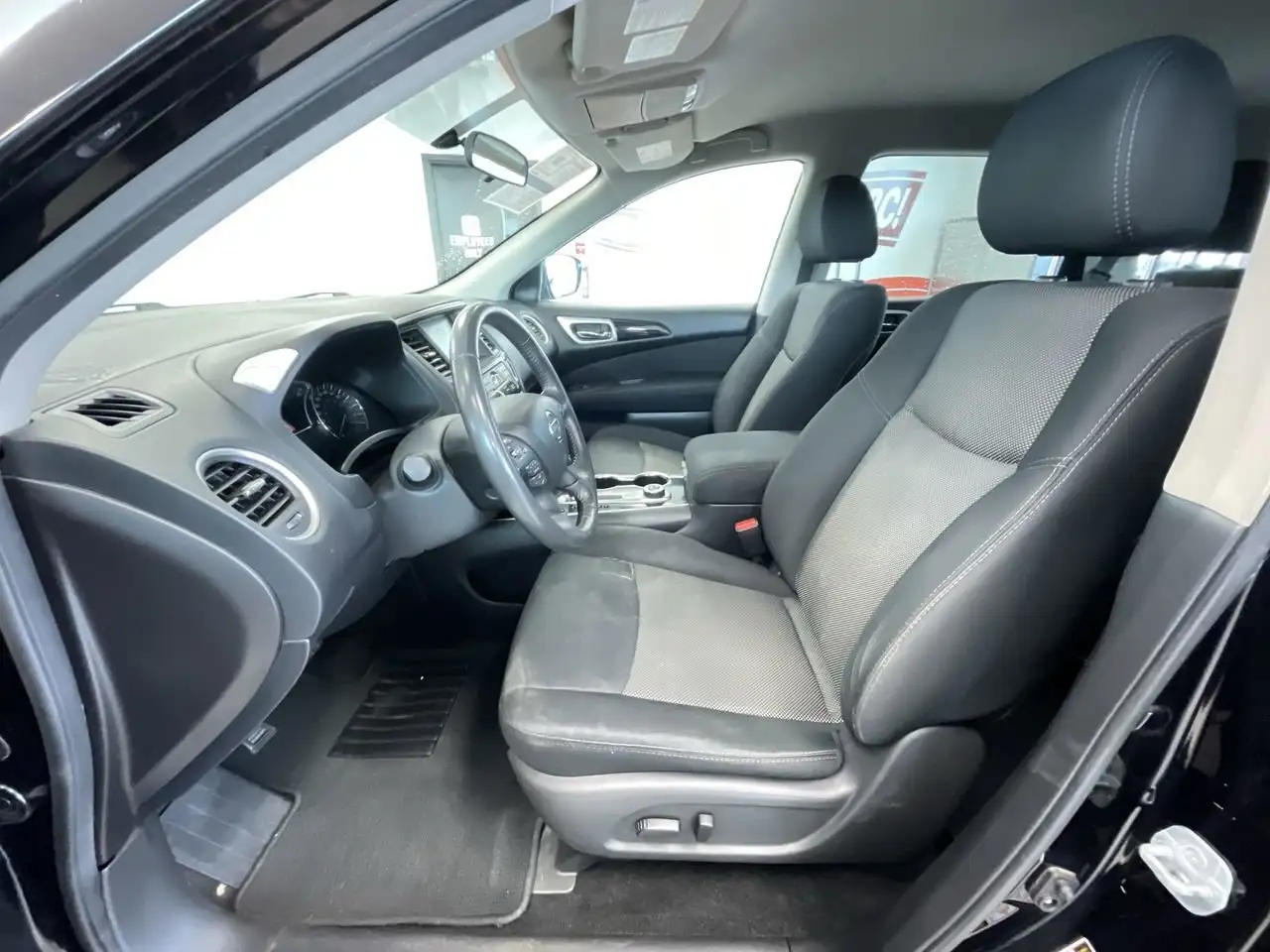 Nissan Pathfinder снимка Nissan Pathfinder