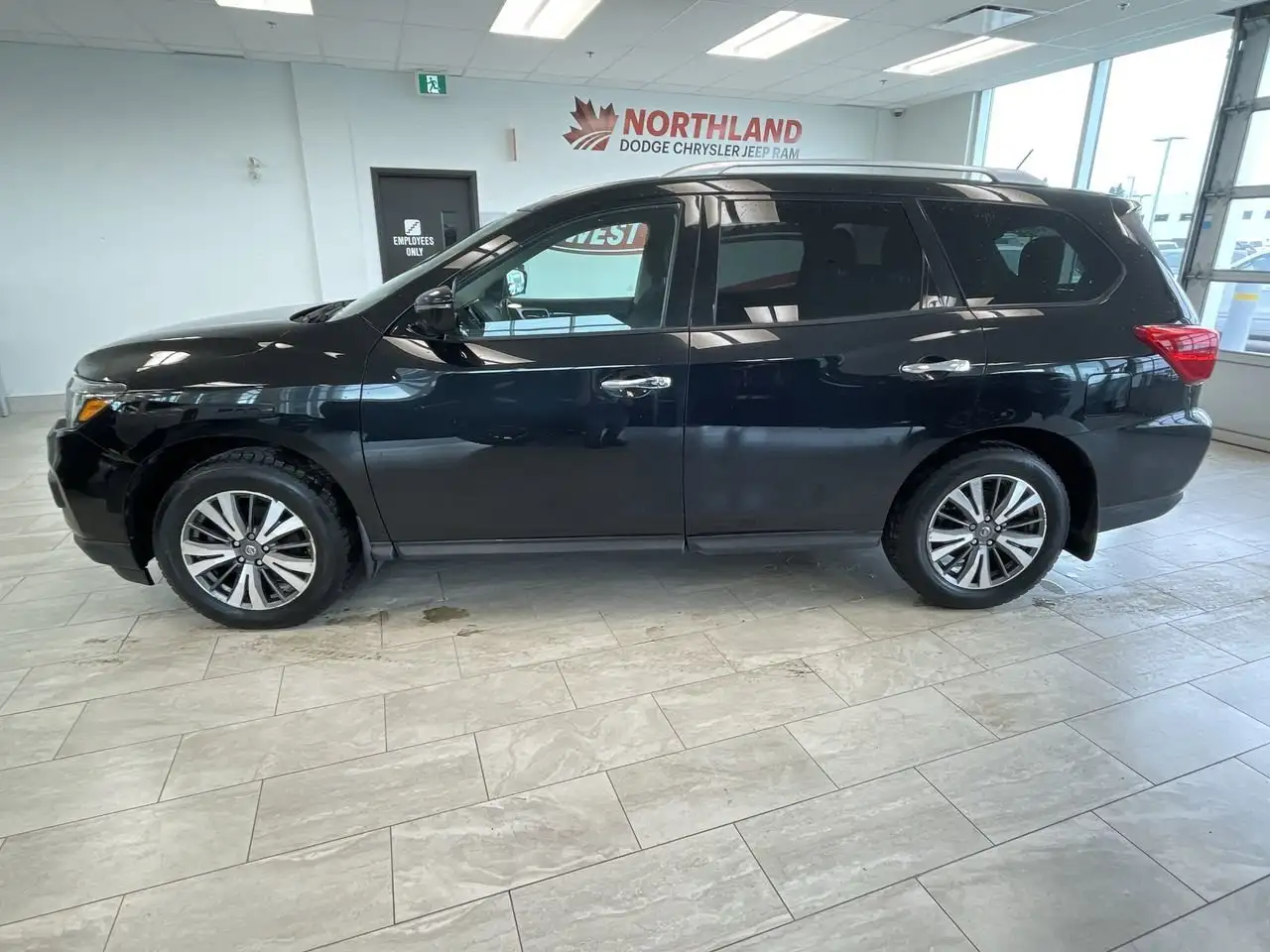 Nissan Pathfinder снимка Nissan Pathfinder