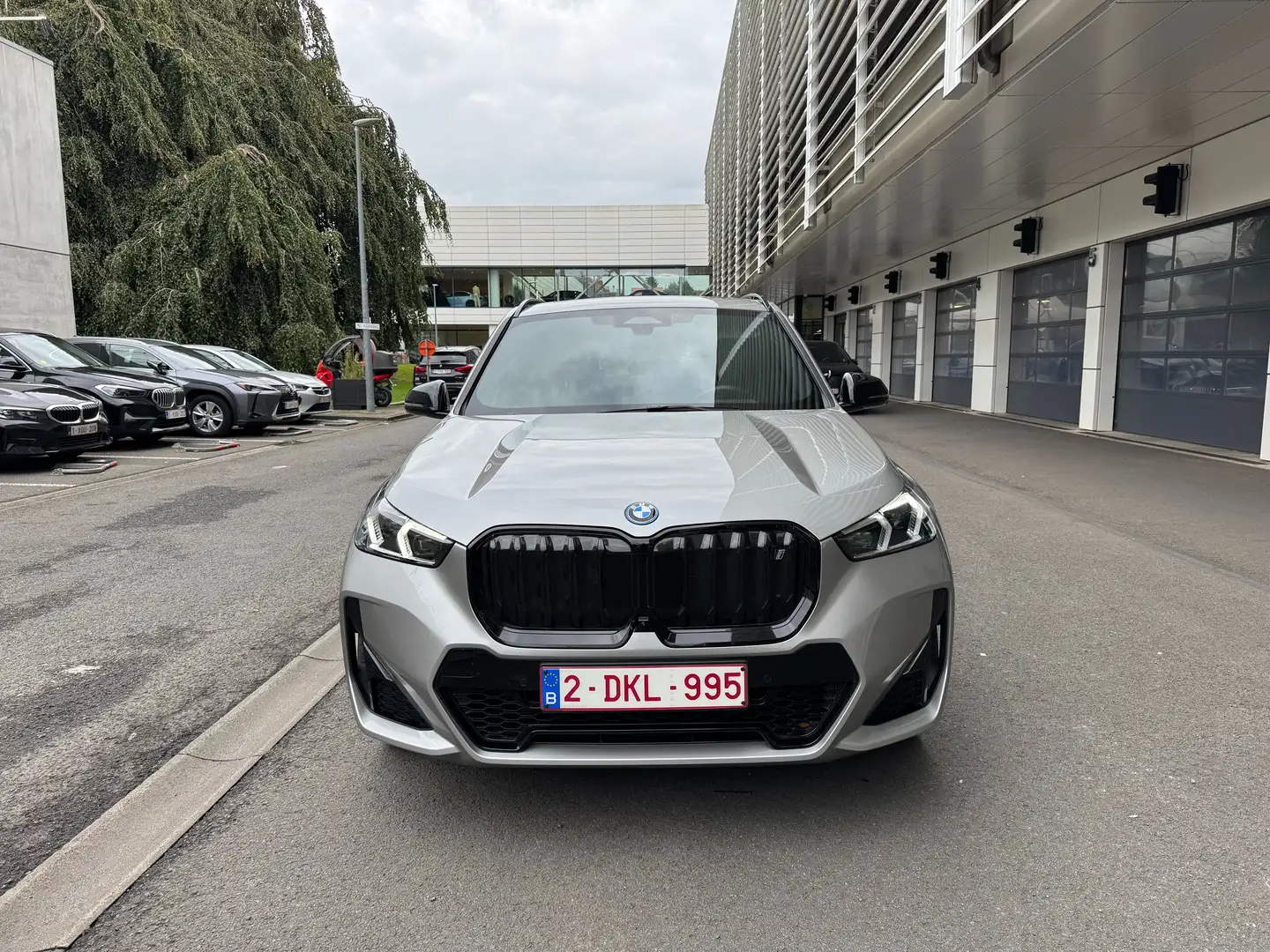 BMW iX1 66.5 kWh xDrive30 Grijs - 2