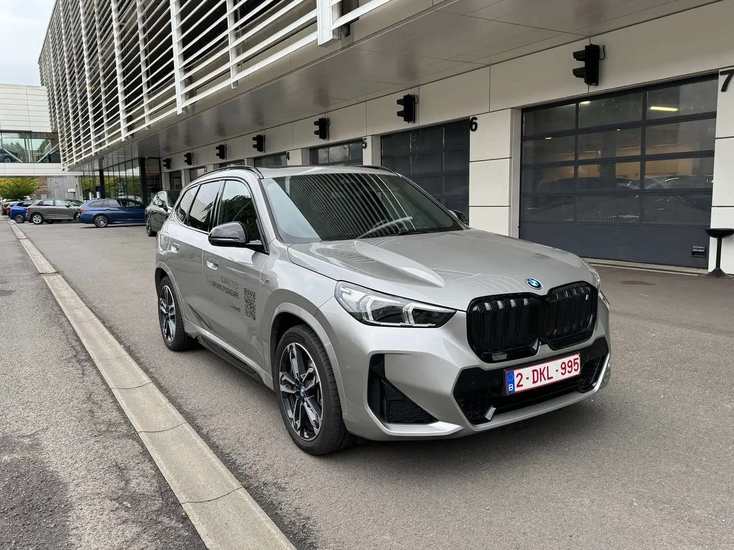 BMW iX1 66.5 kWh xDrive30 Grijs - 1