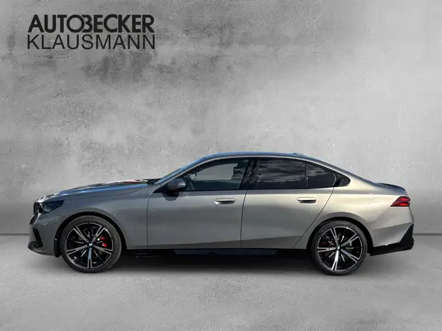 BMW 5 Series view 3