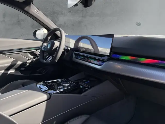 BMW 5 Series view 12