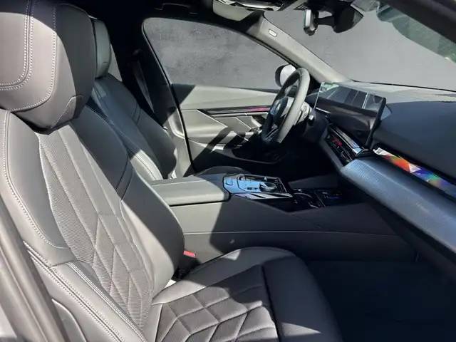 BMW 5 Series view 11