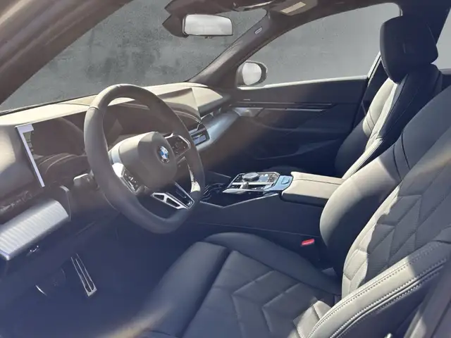 BMW 5 Series view 8