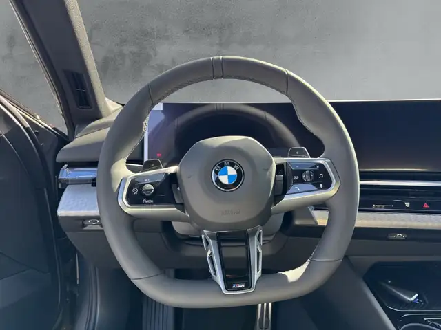 BMW 5 Series view 10