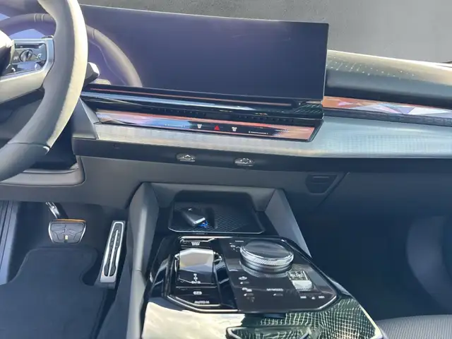 BMW 5 Series view 17