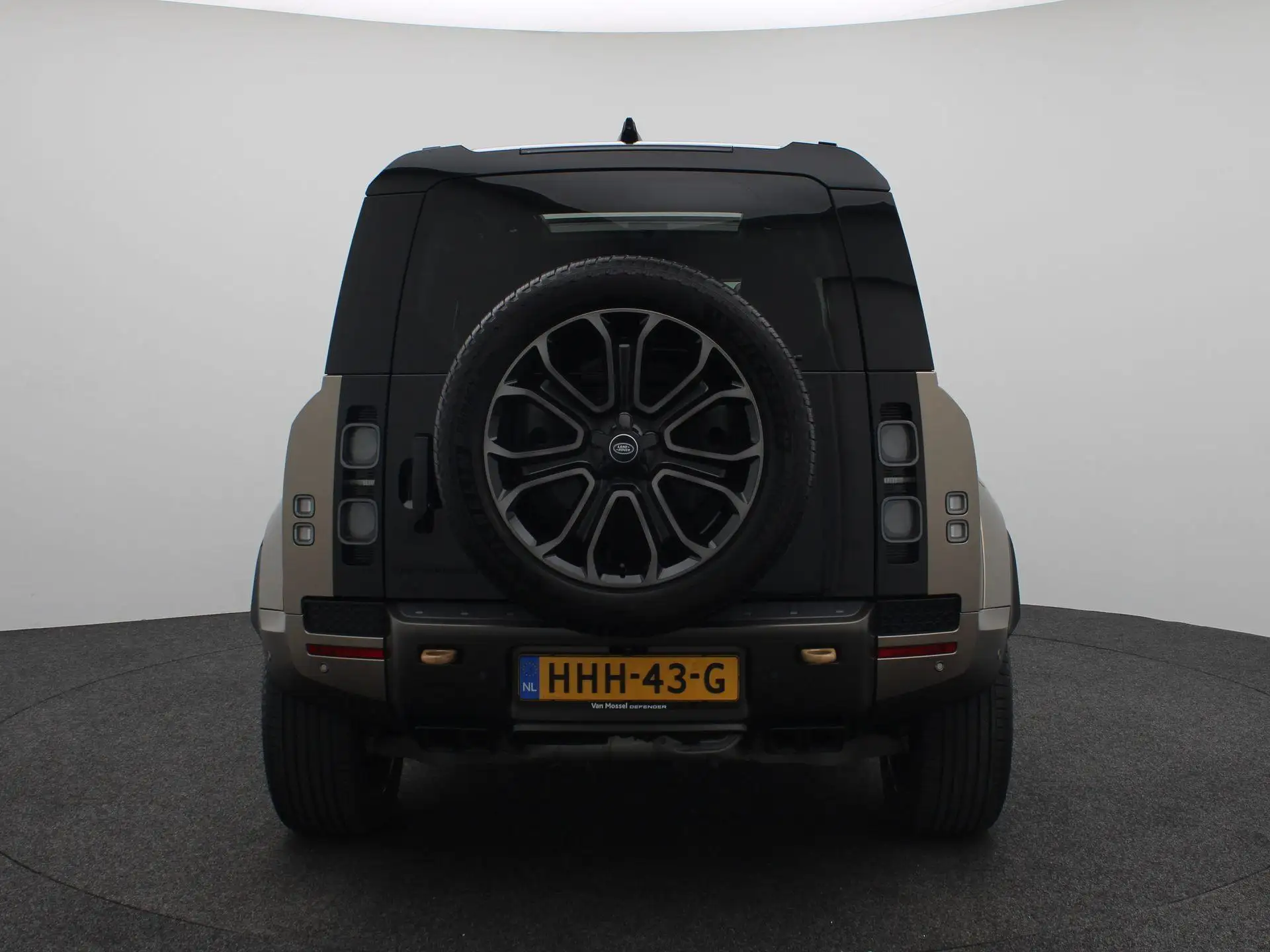 랜드로버 Defender P635 OCTA 2025 베이지 사진 5