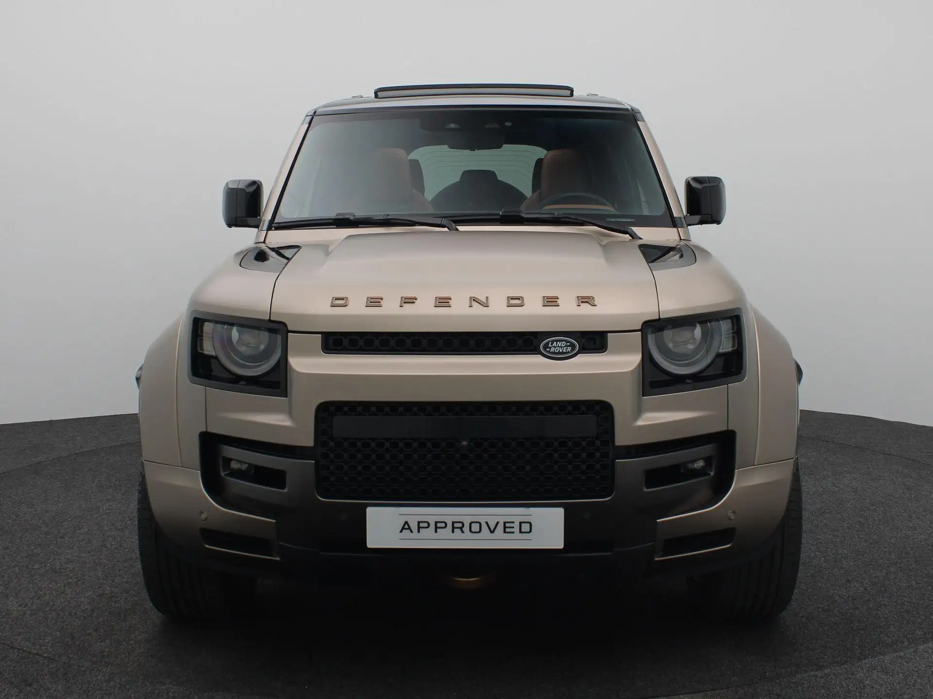 랜드로버 Defender P635 OCTA 2025 베이지 사진 3