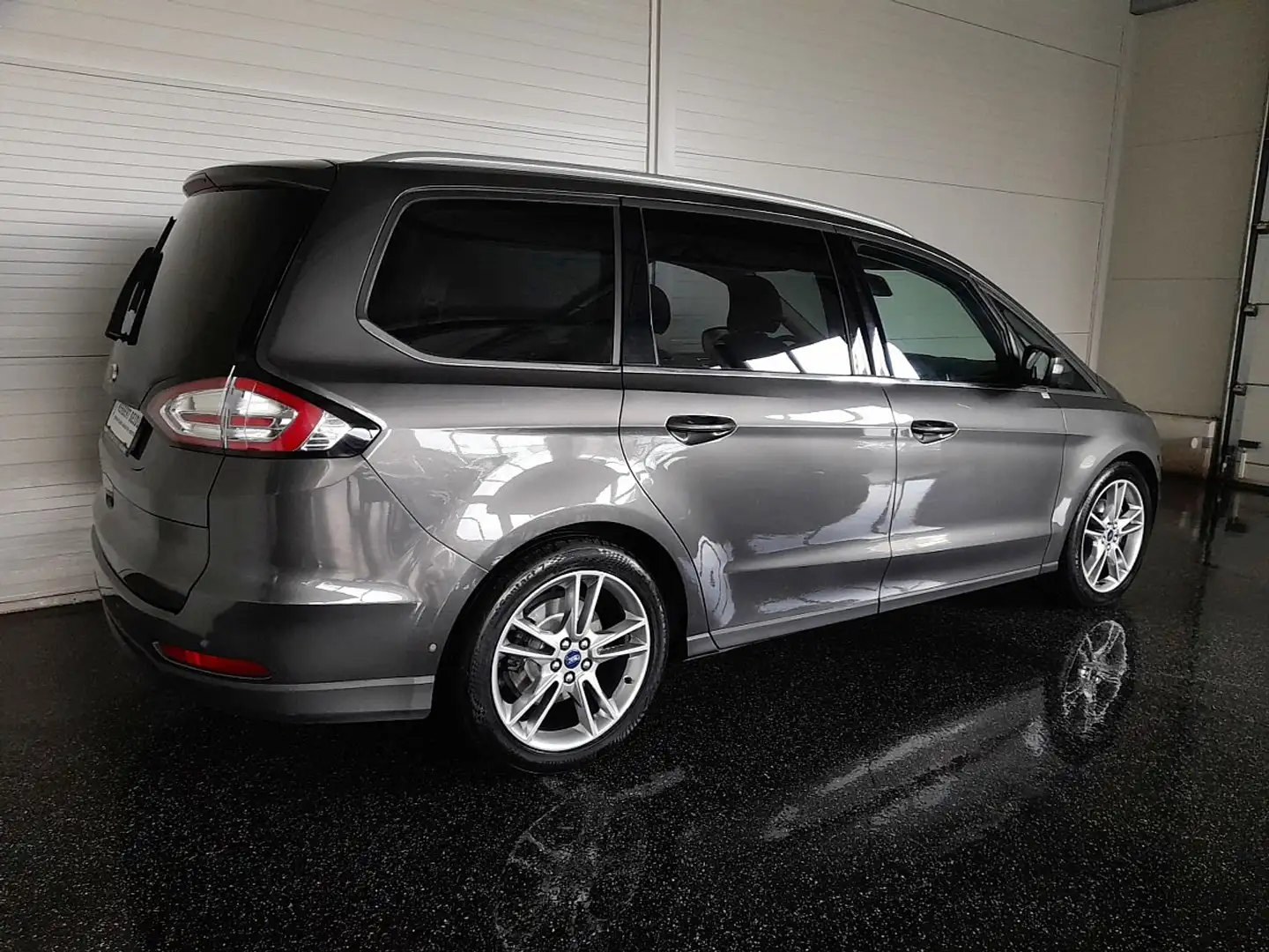 Ford Galaxy TITANIUM 2,0 TDCi Aut *7-SITZE / STANDHZG / LED... Grau - 2