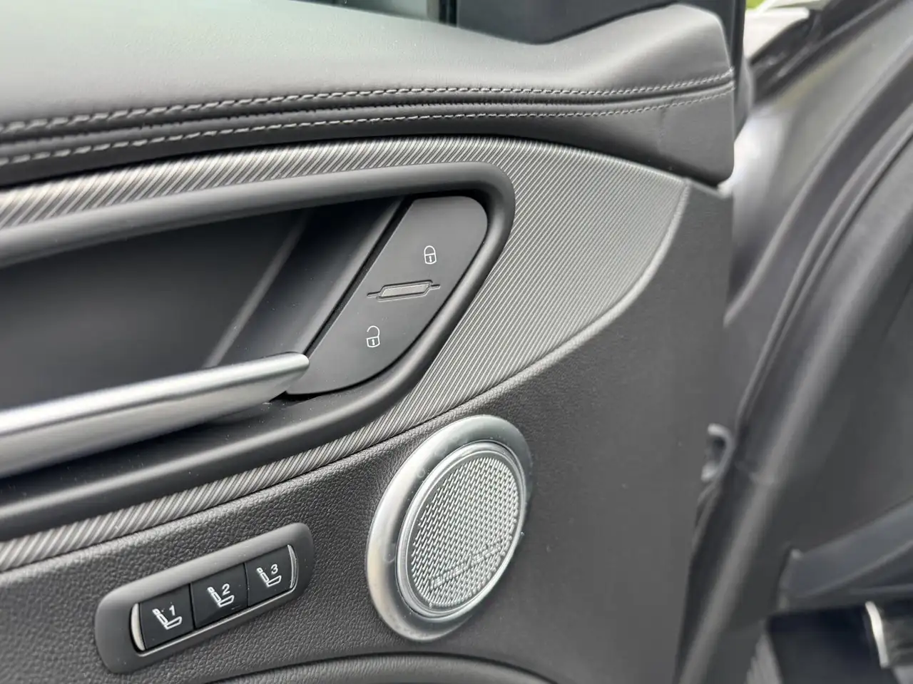 Alfa Romeo Stelvio 2023 — фото 14