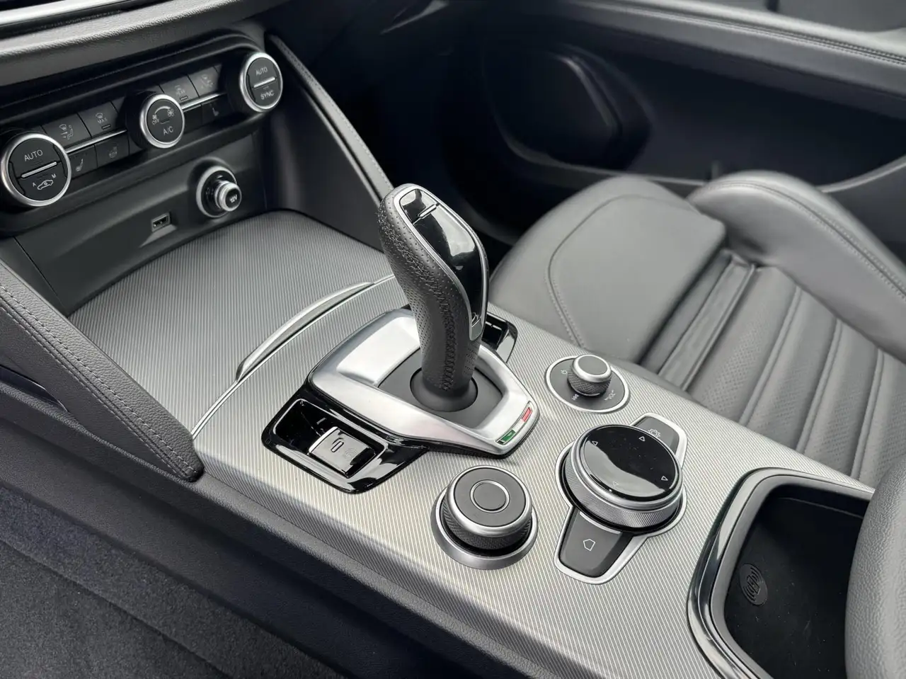 Alfa Romeo Stelvio 2023 — фото 11
