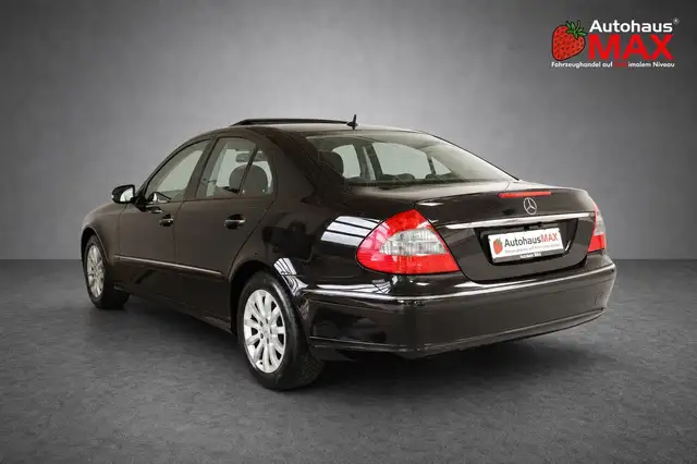 Mercedes-Benz E view 3
