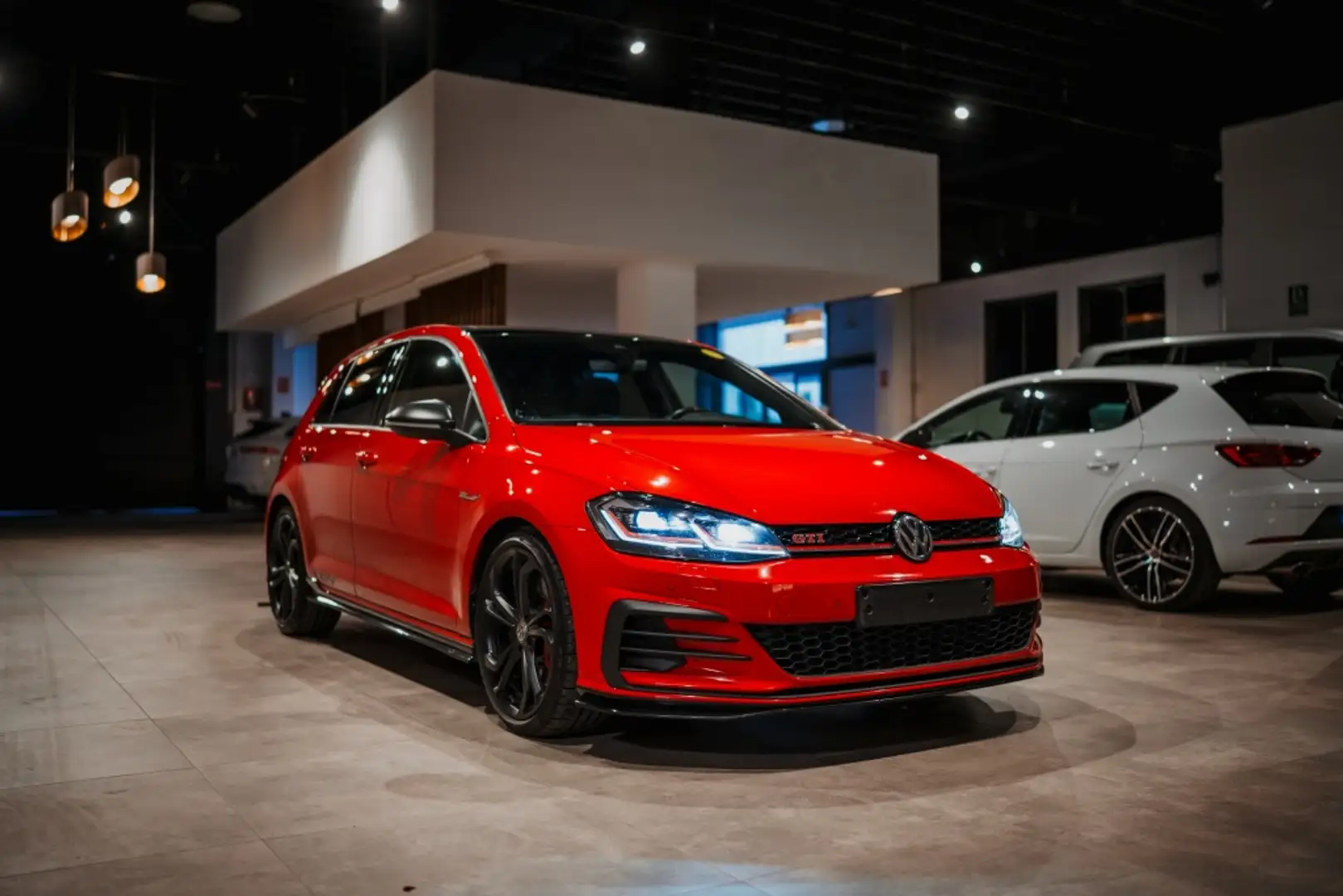 Volkswagen Golf GTI 2.0 TSI TCR DSG7 213kW Rojo - 1