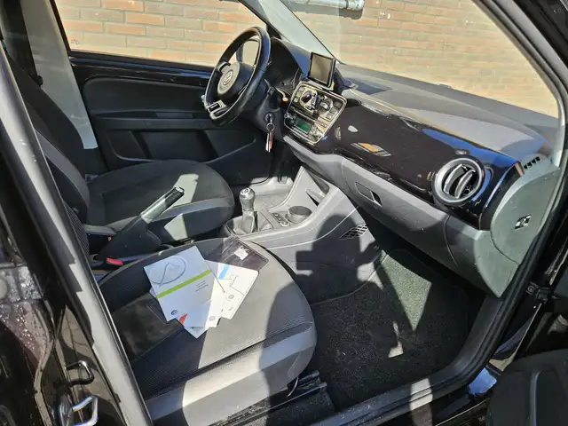 Volkswagen up! view 26