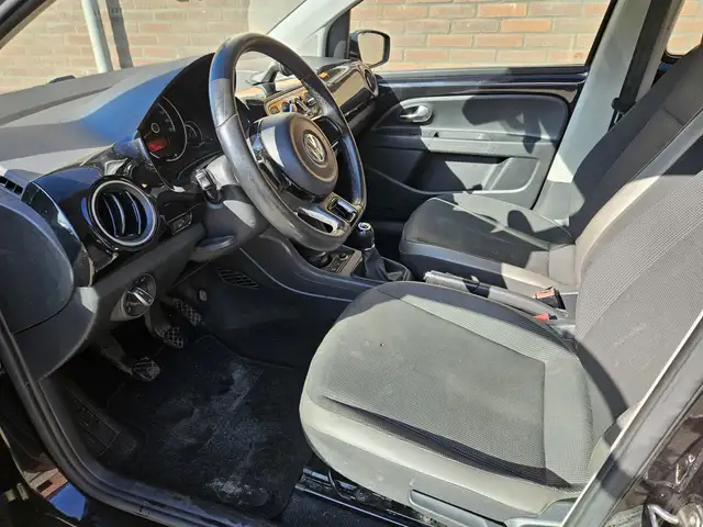 Volkswagen up! view 8
