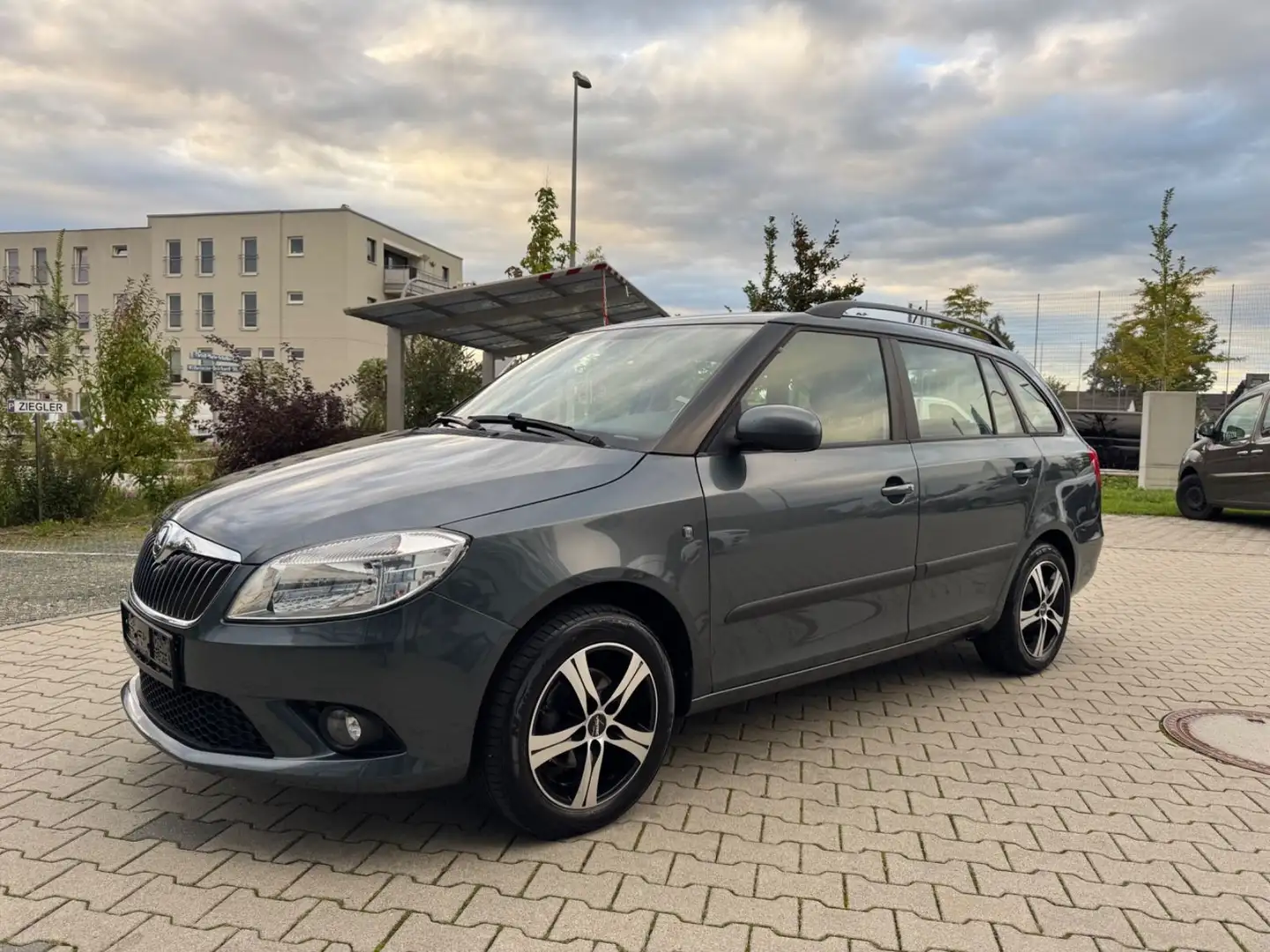 Skoda Fabia Combi 1.2 TSI Active/ Tüv u. Insp. neu !! Gris - 1