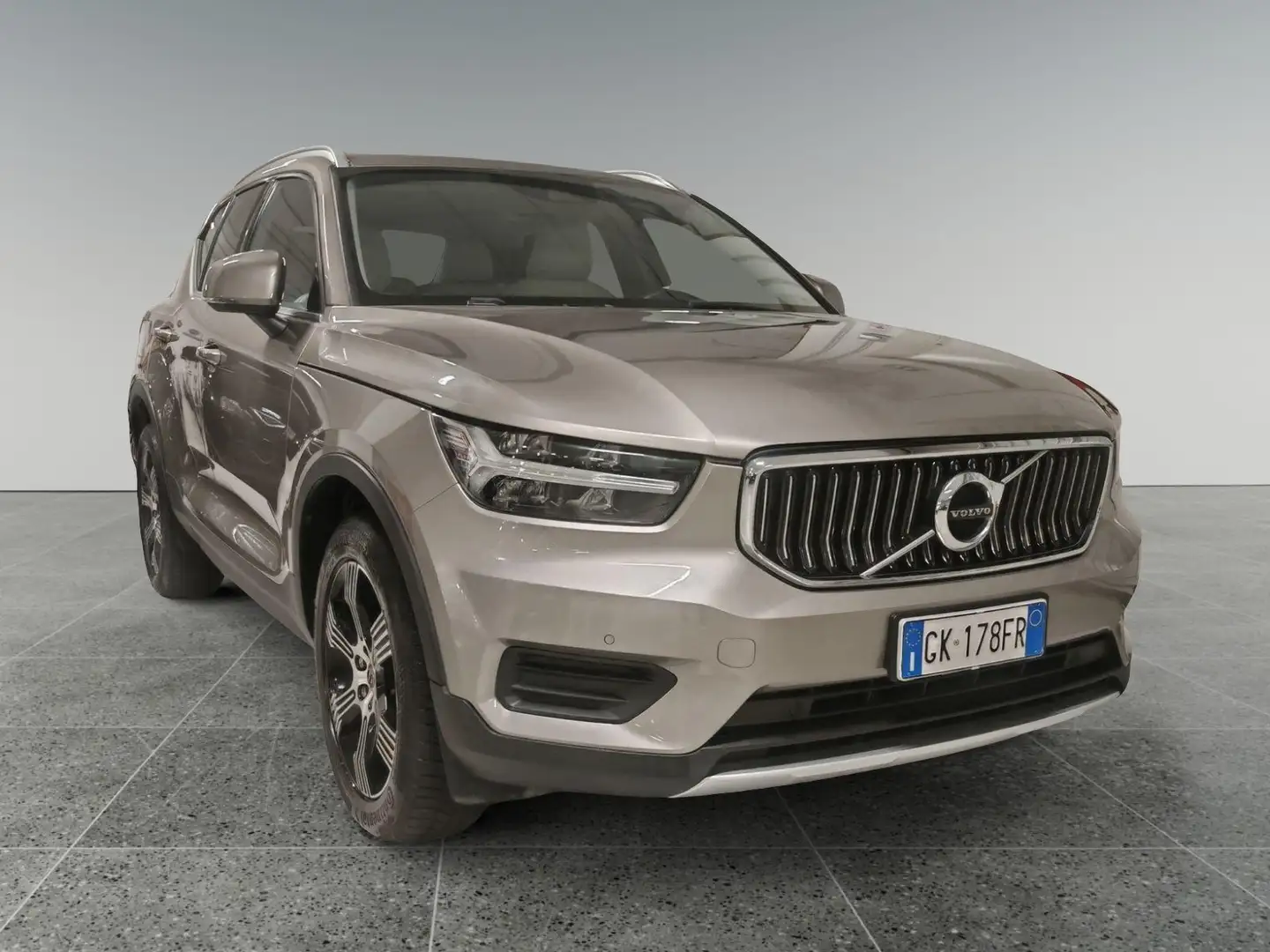 Volvo XC40 XC40 T3 Geartronic Inscription Gri - 1