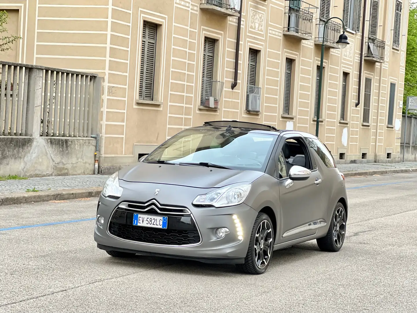 DS Automobiles DS 3 Cabrio 1.6 THP 156cv E5 L’Uomo Vogue Limited Ed. Сірий - 1