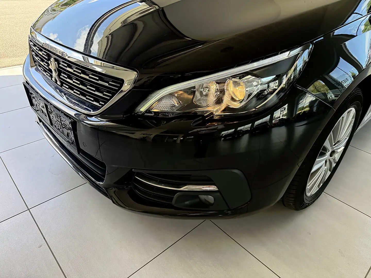 Peugeot 308 SW 1,6 BlueHDI 100 Allure S&S Schwarz - 2