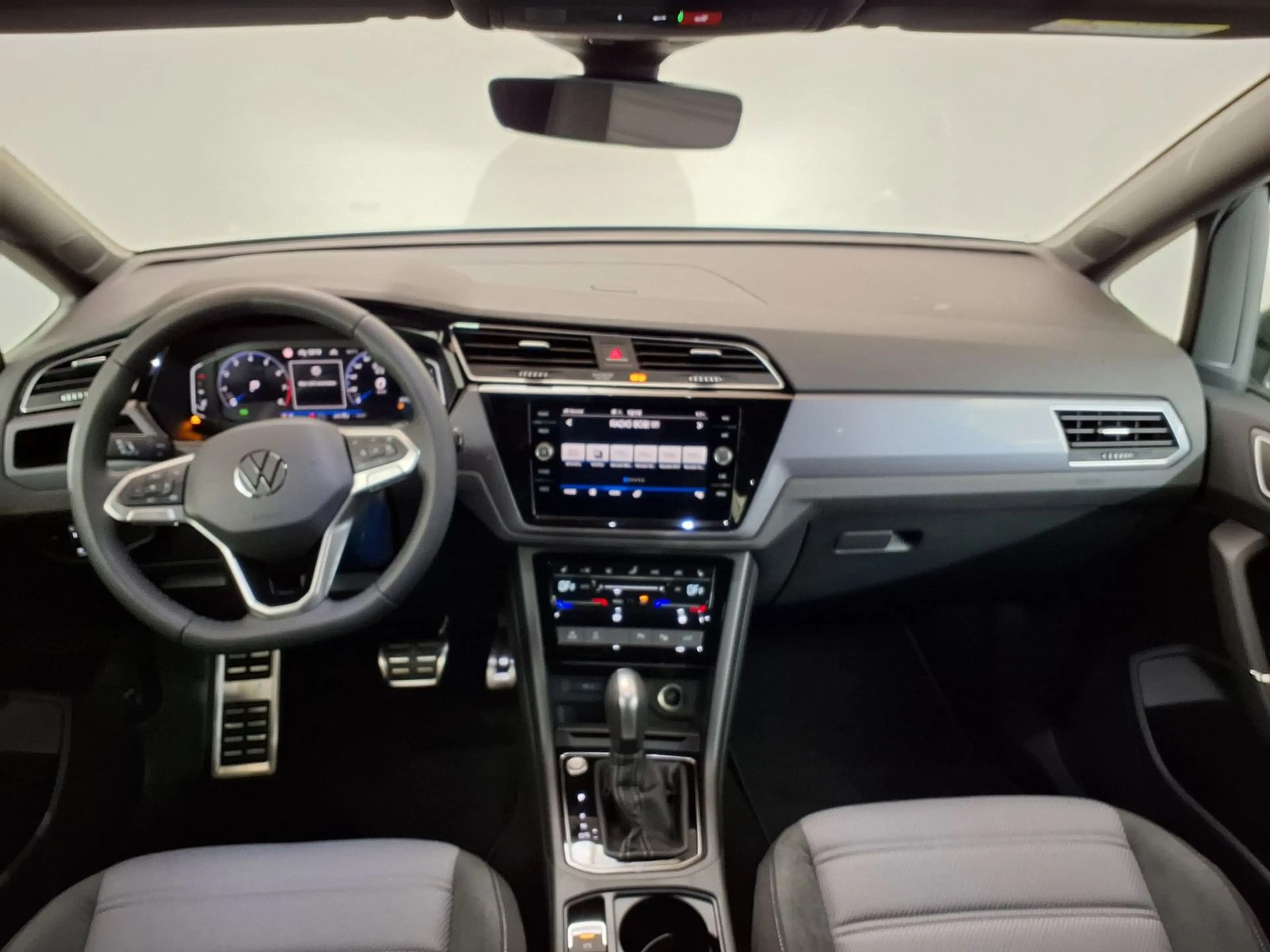 Volkswagen Touran Highline R-Line ACC|AHK|RFK|PANO|7-Sit... — photo 11