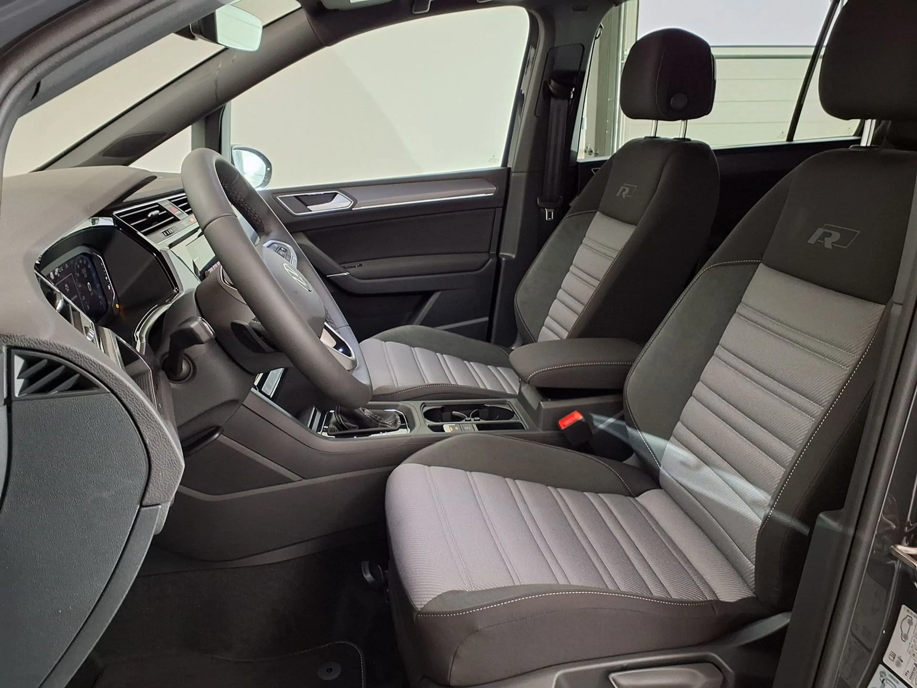 Volkswagen Touran Highline R-Line ACC|AHK|RFK|PANO|7-Sit... — photo 9