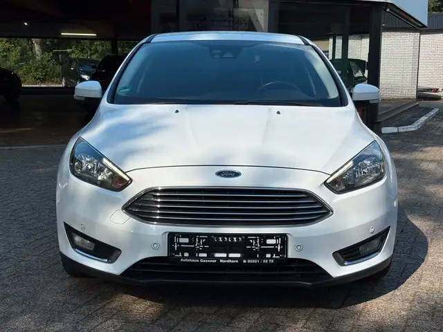 Ford Focus view 3
