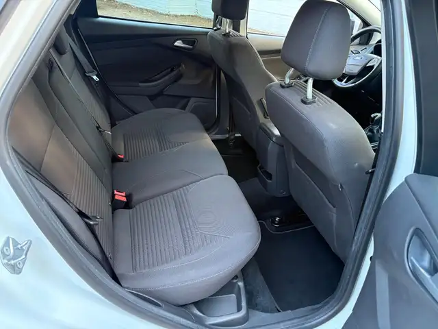 Ford Focus view 12