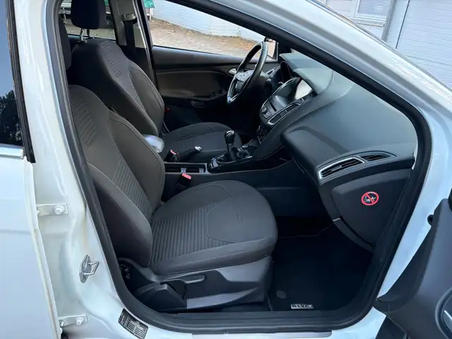 Ford Focus view 11
