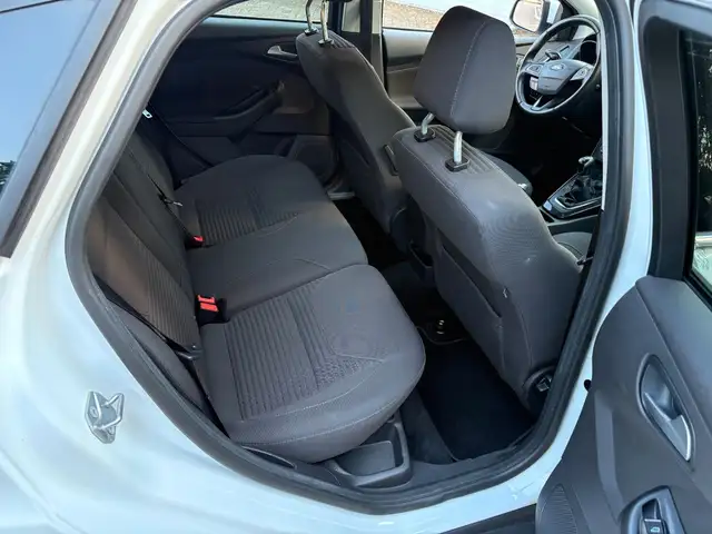 Ford Focus view 15