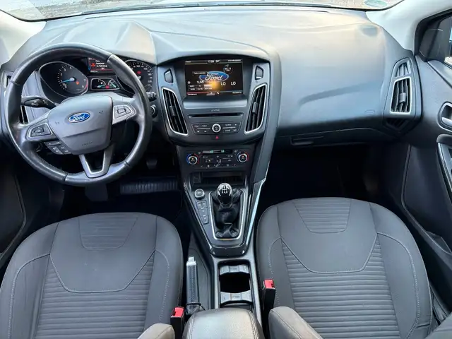 Ford Focus view 9