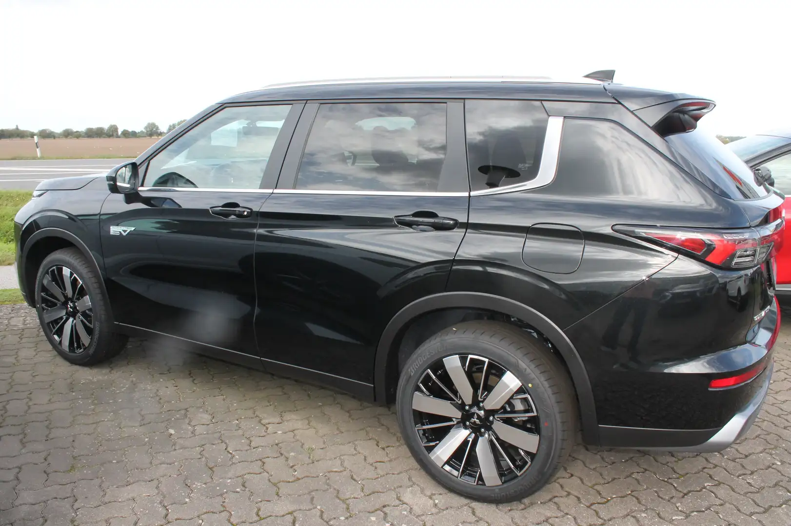 Mitsubishi Outlander 2.4L PHEV Intro Edition Чёрный - 2