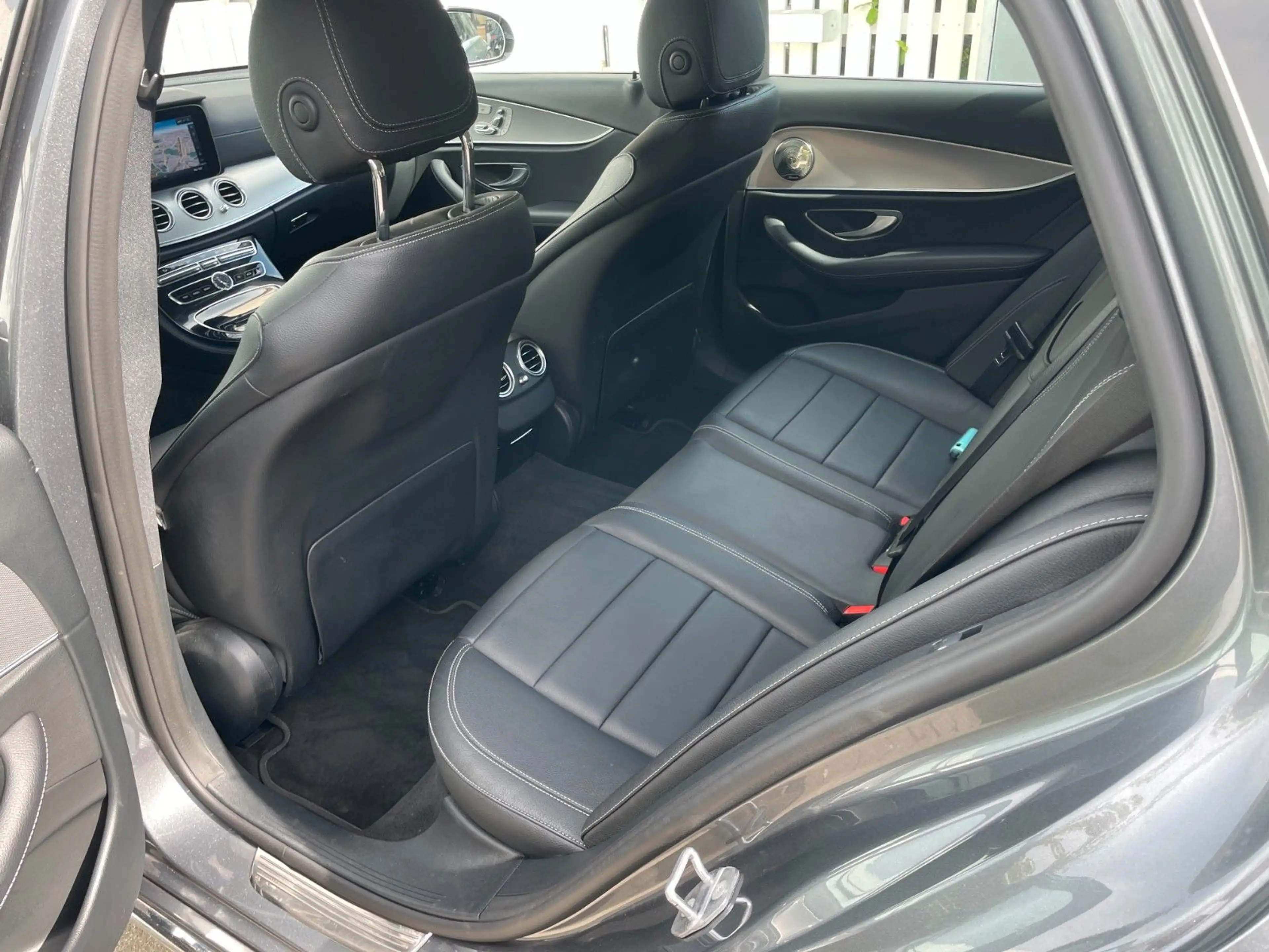 Mercedes-Benz E 350 d Avantgarde — photo 14