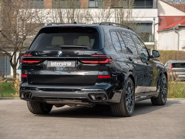BMW X7 view 6