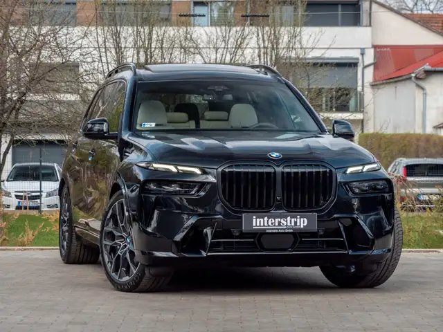 BMW X7 view 3
